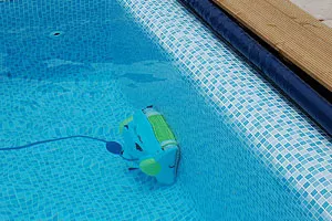 så rengör du din pool enkelt genom att dammsuga din swimmingpool